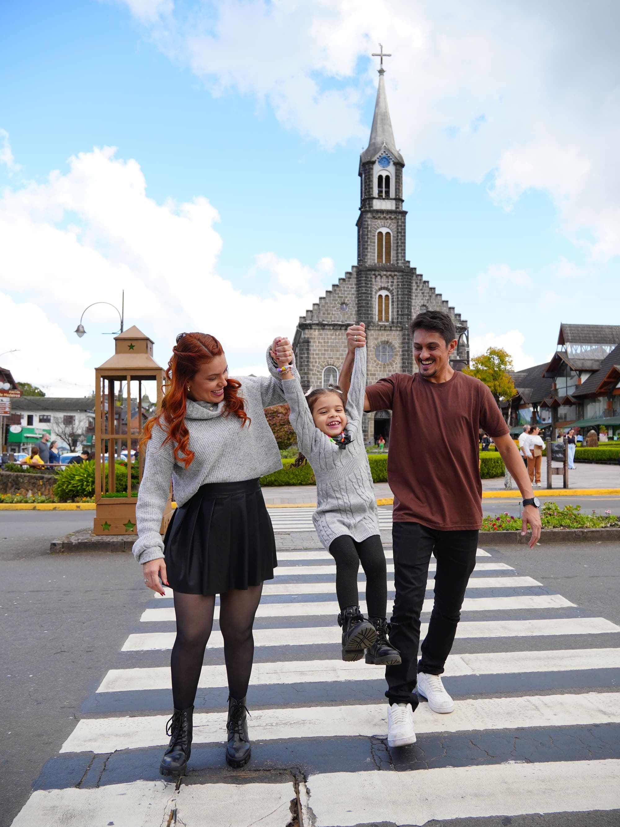 Família em frente à igreja de Gramado