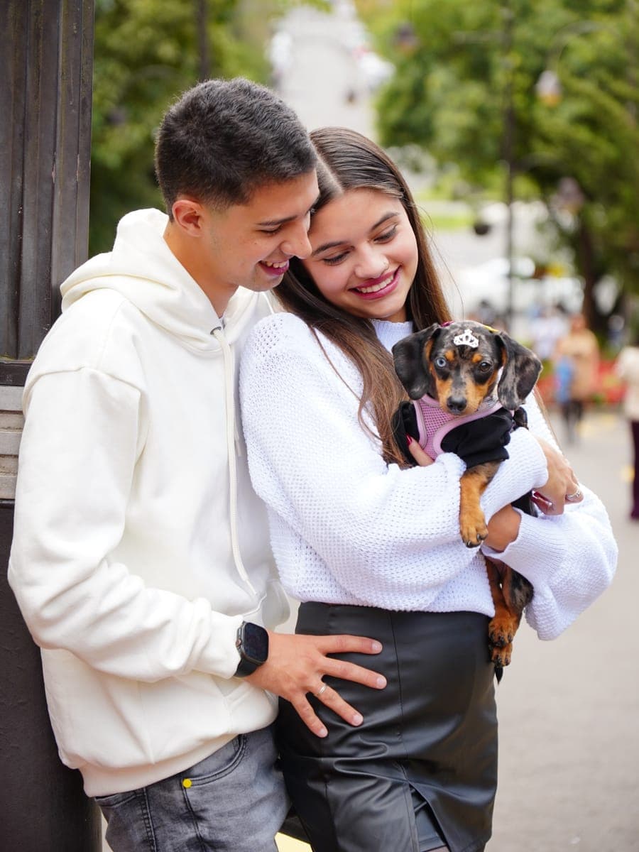 Casal com cachorro no centro de Gramado