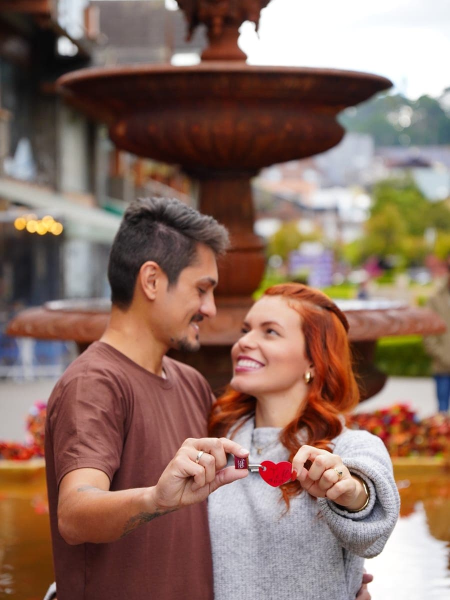 Casal em frente à fonte do amor no centro de Gramado