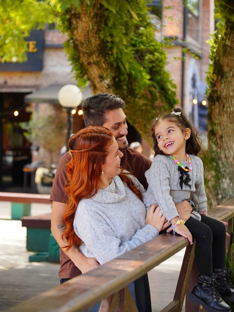 Família em frente à igreja de Gramado